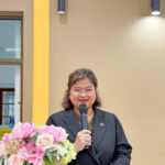 ผู้บริหารหญิงกล่าวที่โพเดียมในพิธีลงนามความร่วมมือกับเทศบาล จ.ระยอง